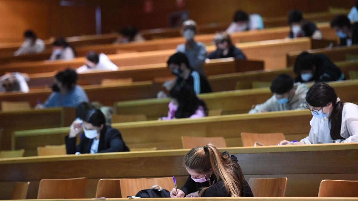 Estudiantes realizan exámenes en la Universidade da Coruña.  | // CARLOS PARDELLAS