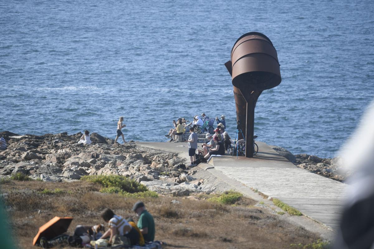 La Torre de Hércules contó con numerosas personas que quisieron ver y captar el eclipse.