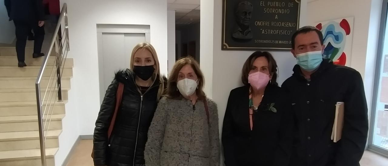 Por la izquierda, Graciela Cuetos, Teresa y Carmen Suárez Rojo, y José Cuetos, familiares de Onofre Rojo, junto a la placa conmemorativa. | M. Á. G.