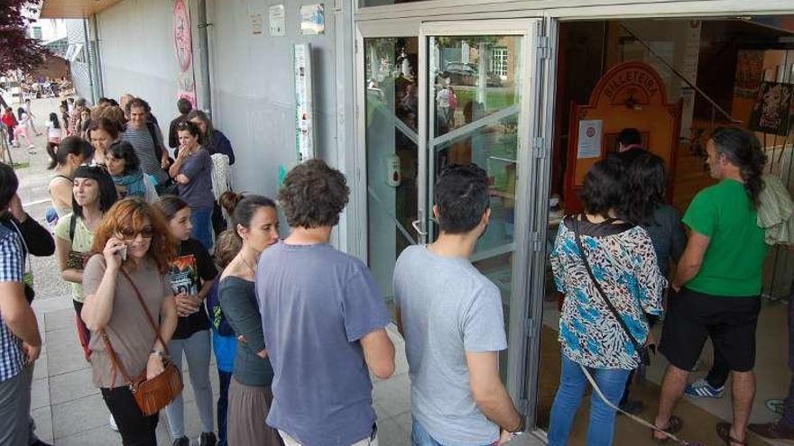 Cola para adquirir las entradas de la programación de sala, ayer. // FdV