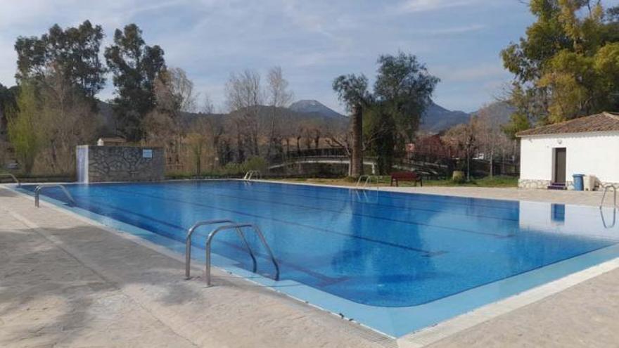 La piscina de Xaló se libera de productos químicos