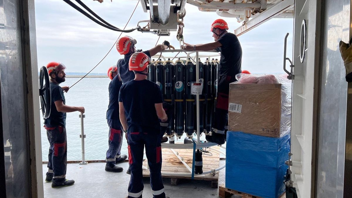 Técnicos del proyecto, en la cubierta del «L'Atalante»