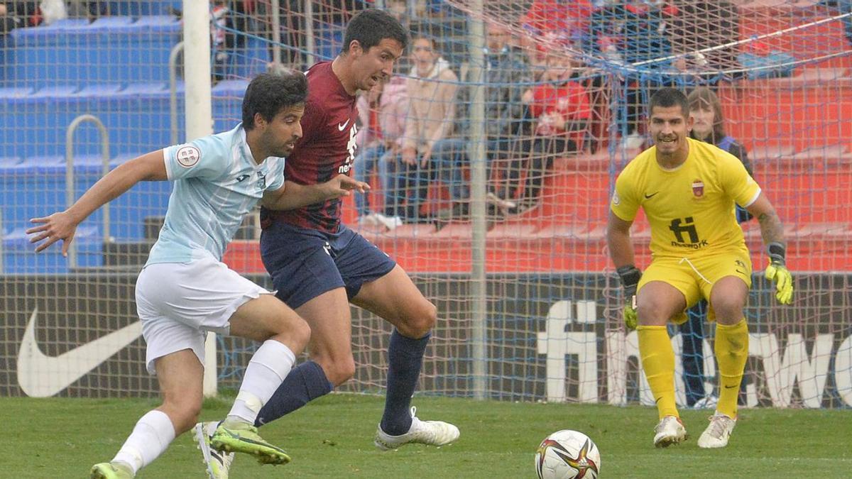 Un jugador de La Nucía, en una jugada de ataque. | MATÍAS SEGARRA