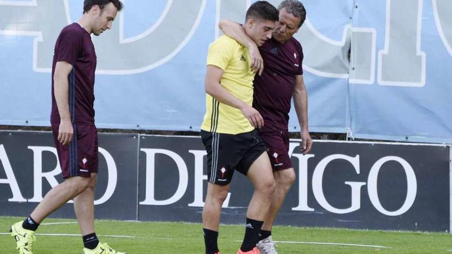 Álvaro Lemos se retira del campo consolado por el doctor García Cota tras sufrir la lesión. // Ricardo Grobas
