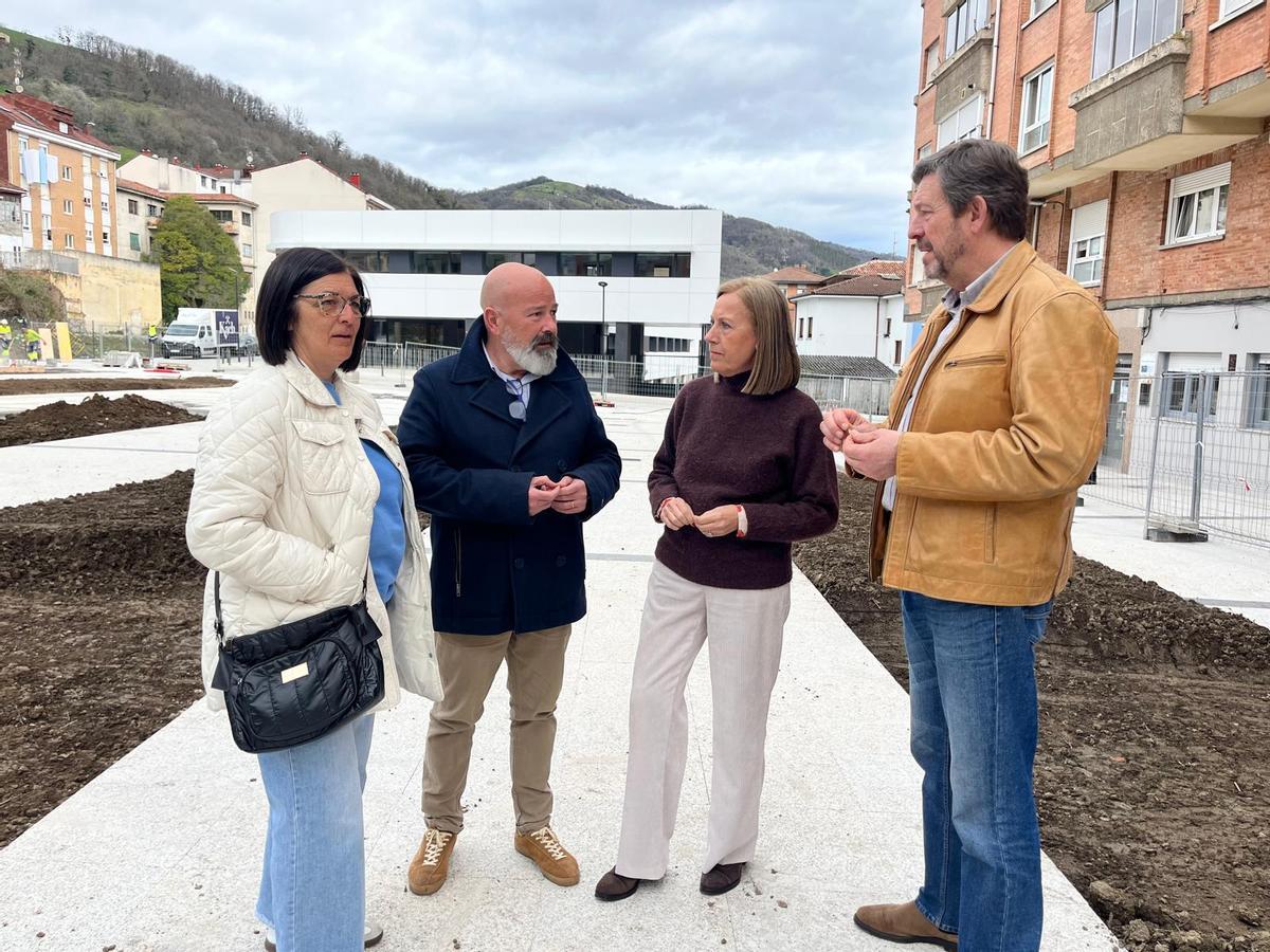 Dirigentes del PP, este viernes, frente al nuevo centro de salud de Pola de Lena.