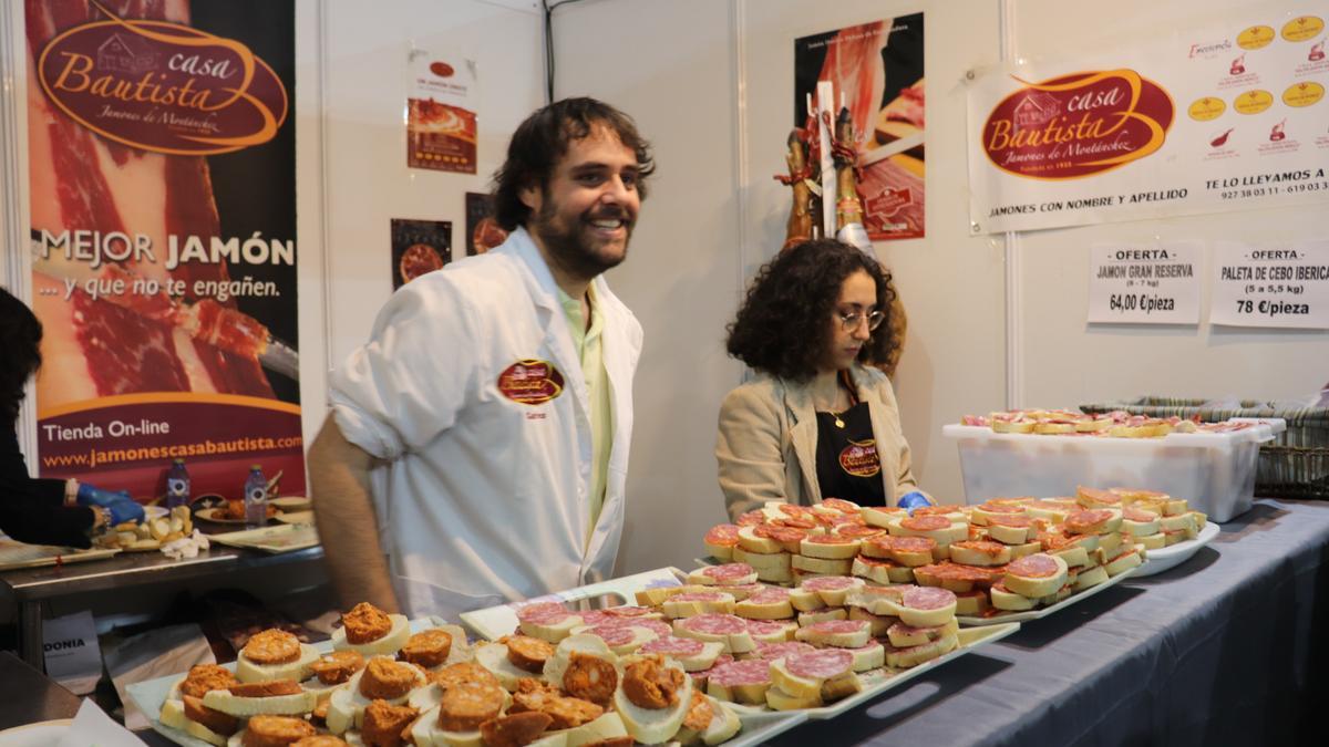Stand de Casa Bautista en las Jornadas Gastronómicas del Cerdo Ibérico de Montánchez.