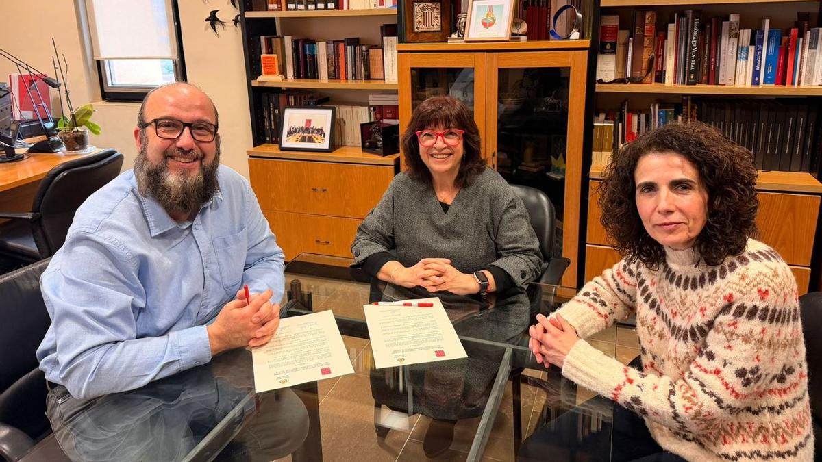 El edil, Santi Cortells: la presidenta de la AVL, Verònica Cantó; y la técnica de la Concejalía de Normalització Lingüística de Cila-real, Carme Martí, tras la firma del acuerdo.