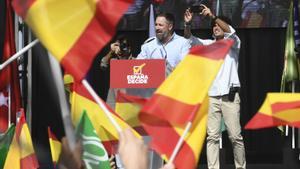 El presidente de Vox, Santiago Abascal, entre banderas de España en el acto ’Viva 22’ en Madrid.