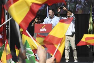 El festival de Vox: un esperpento de banderas, nostálgicos y los "aliados internacionales" Trump, Meloni y Orbán
