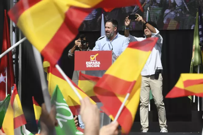 El festival de Vox: un esperpento de banderas, nostálgicos y los "aliados" Trump, Meloni y Orbán