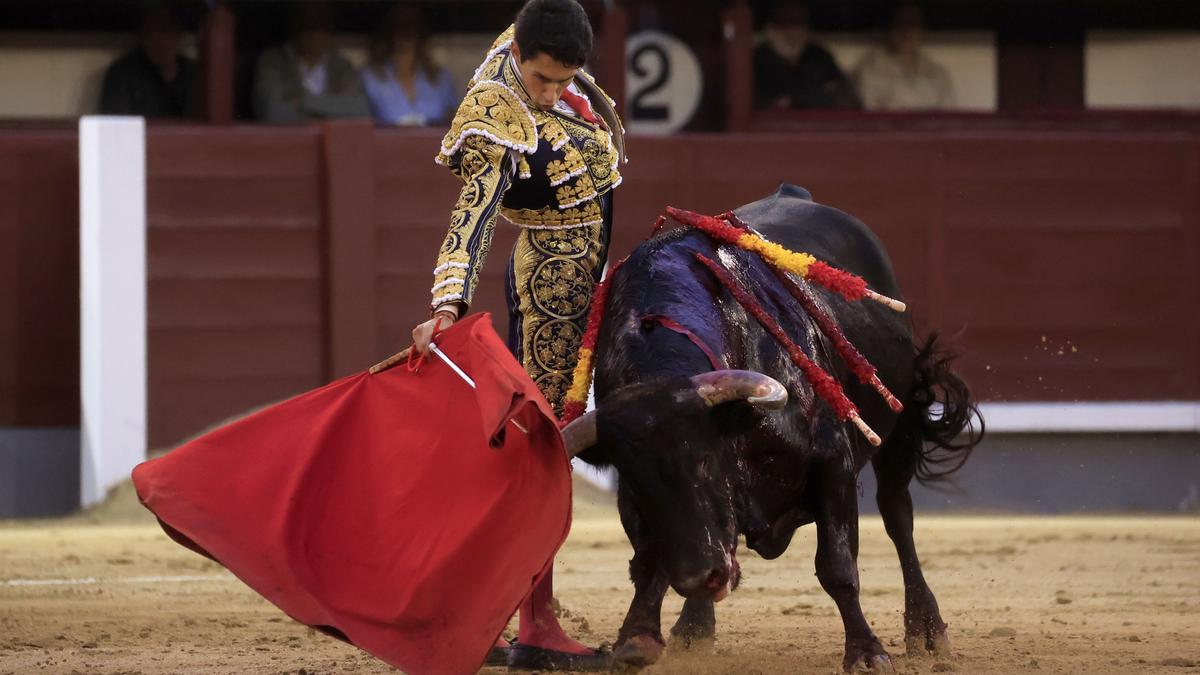 El novillero Jorge Molina este martes, en la feria de San Isidro de Madrid.