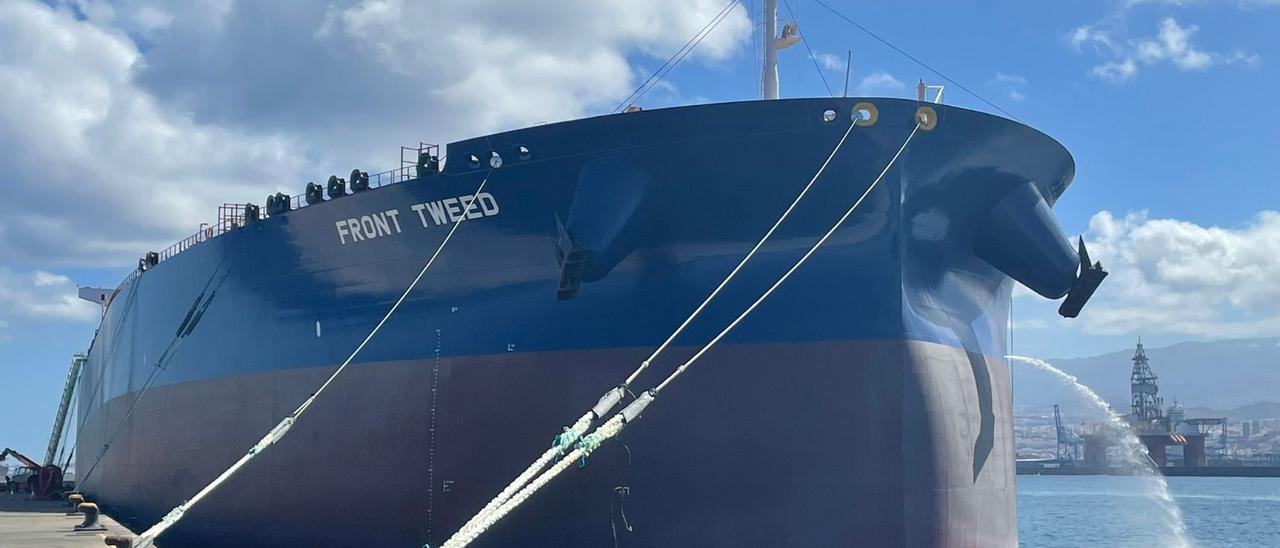 El megapetrolero ‘Front Tweed’, de la naviera Frontline, atracado en el muelle Nelson Mandela.