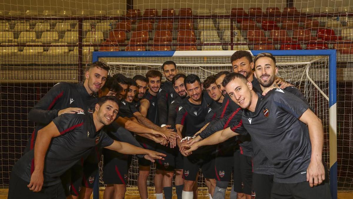 Piña de los jugadores del Levante UD FS antes de viajar a Lituania