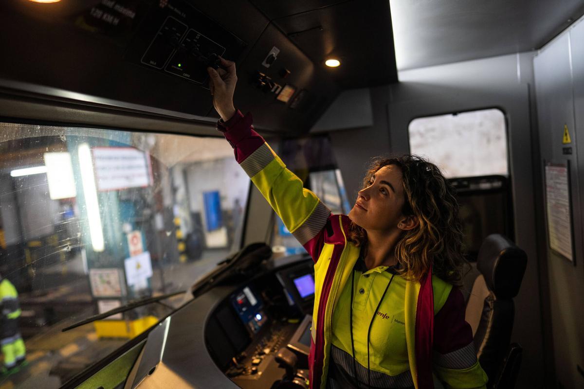 Barcelona, 07/11/2025. Sociedad. Blanca González, técnica de producción, en los talleres de Renfe en Sant Andreu Comtal. Foto de Zowy Voeten