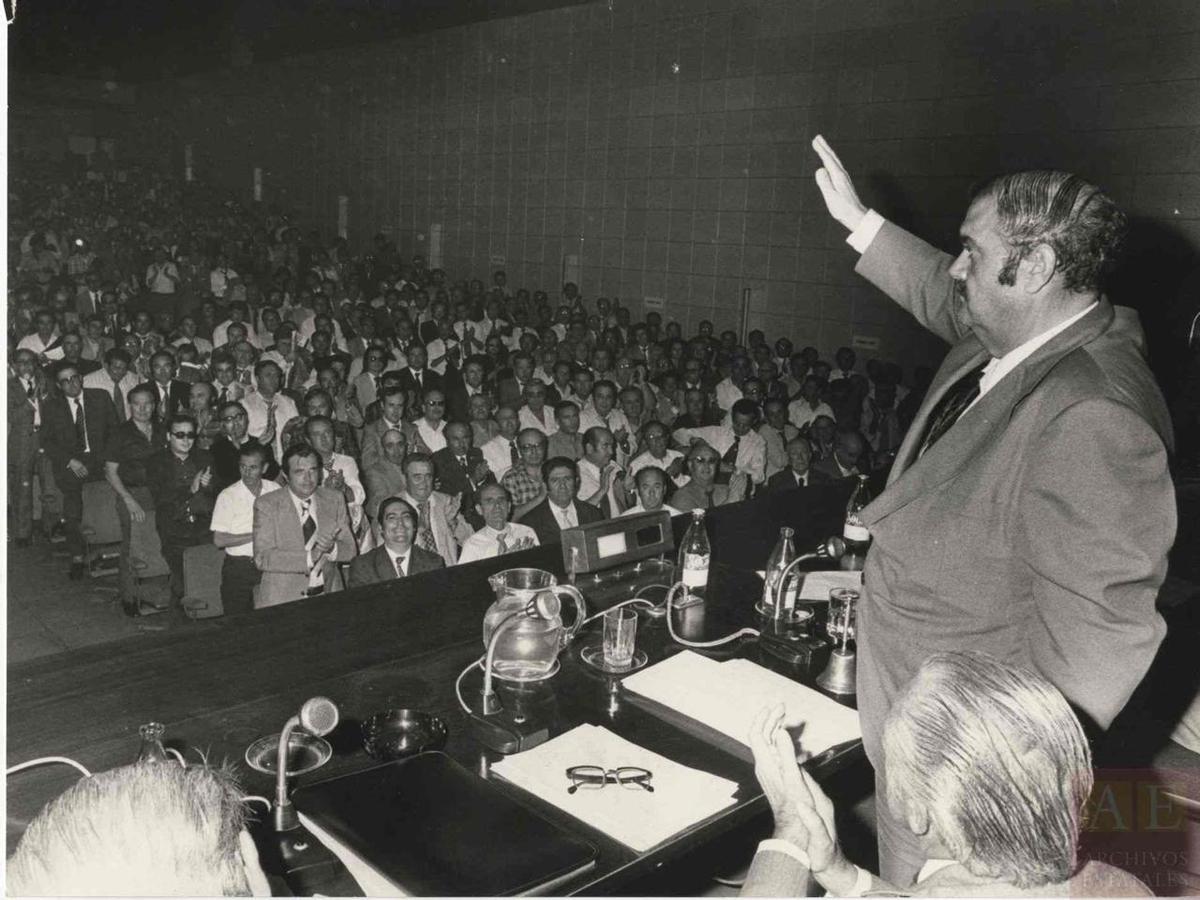 Uno de los condenados por el 23F Juan García Carrés (d) en Barcelona en 1976