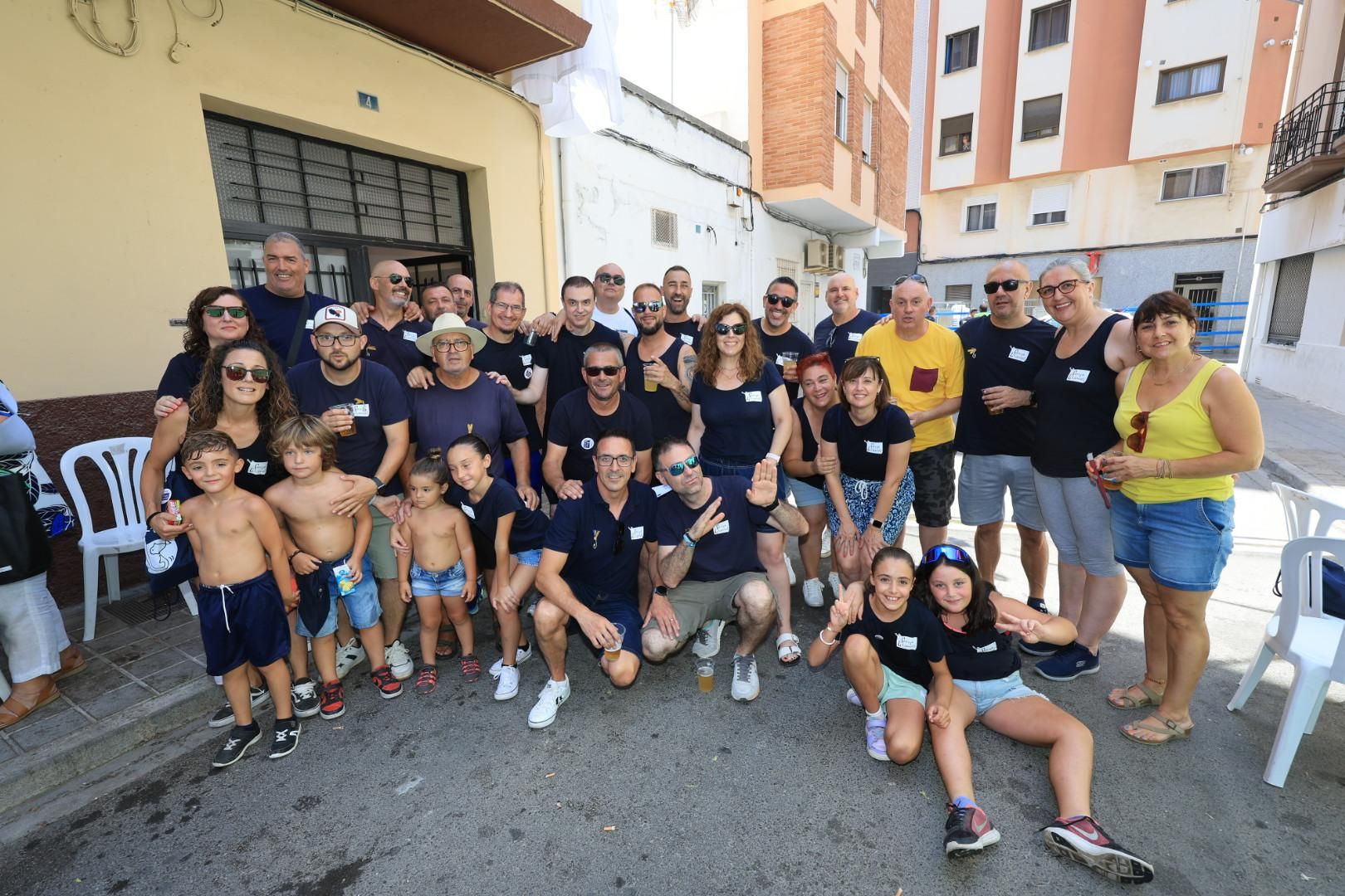 Las collas llenan de color las calles del Grau por Sant Pere