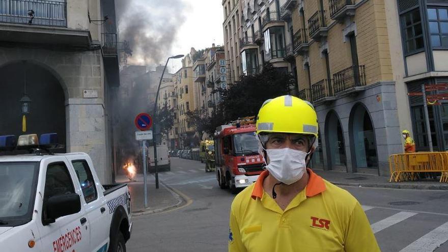 Vídeo: Un foc en una línia elèctrica alarma els veïns del centre de Girona