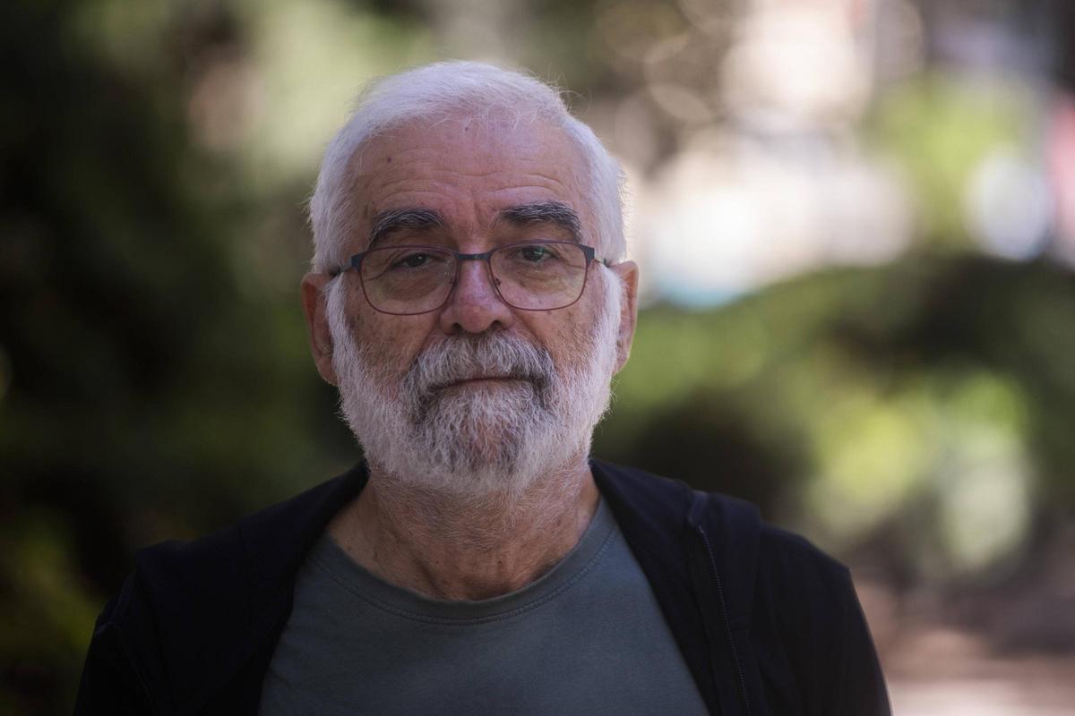 Miguel Morata posa para Levante-EMV ante la Jefatura de Policia Nacional de Valencia