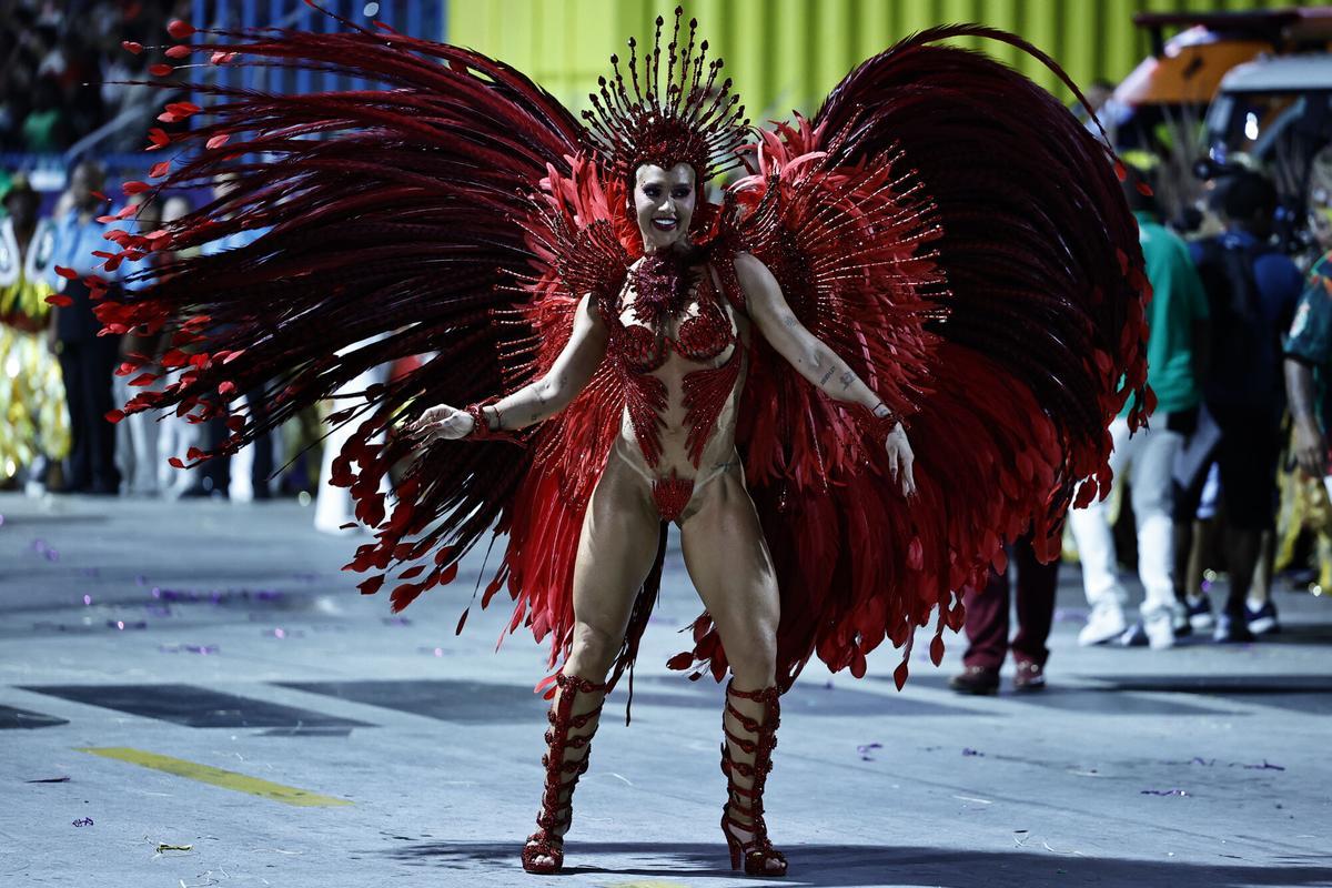 Virginia Fonseca, novia de Vinicius Jr, participa en el desfile del grupo de samba Acadêmicos do Grande Rio en el sambódromo este martes, durante el tercer día del Carnaval de Río de Janeiro (Brasil).