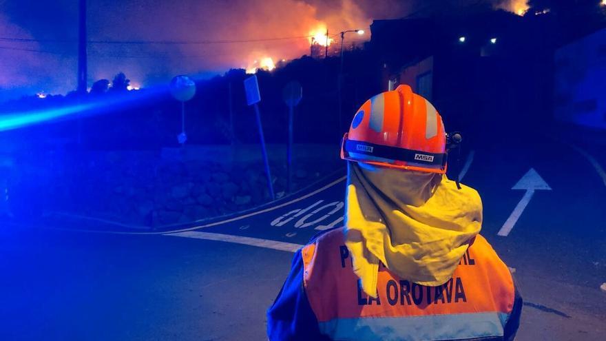 Efectivos de la UME y nueve medios aéreos se suman a la lucha contra el incendio