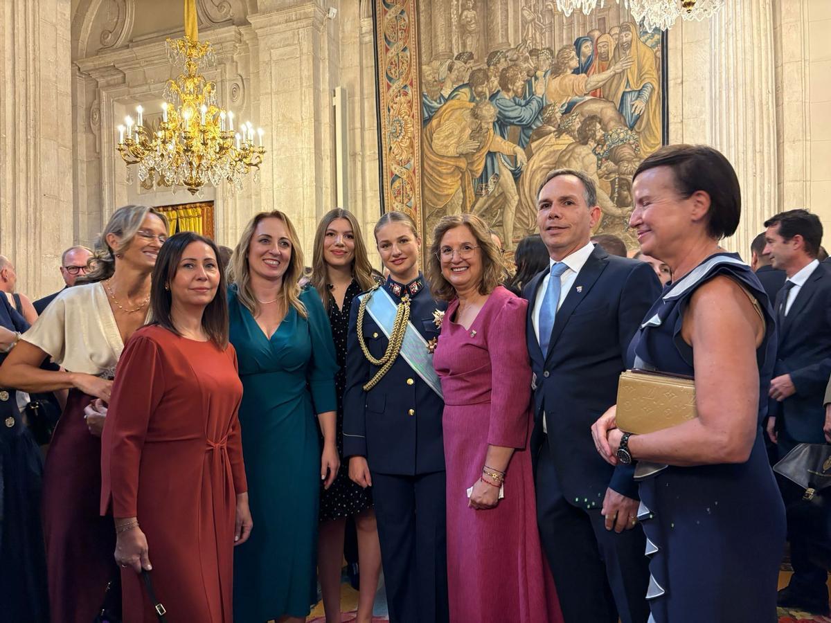 Alcaldes y alcaldesas de Los Serranos con la princesa de Asturias y la infanta Sofía en el Palacio Real