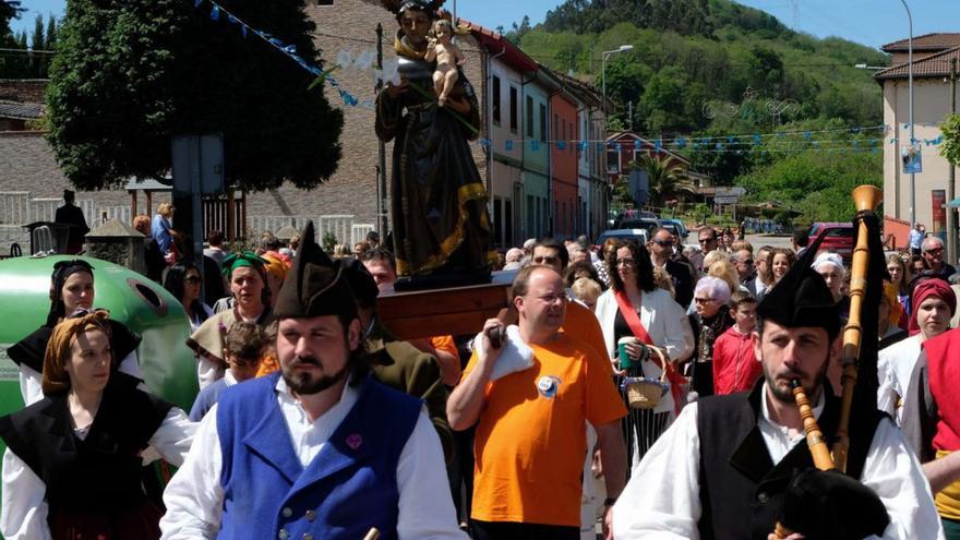 A la izquierda, procesión de las fiestas de Lada y, a la derecha, enramado de la Fuente del Güevu. |  | LNE