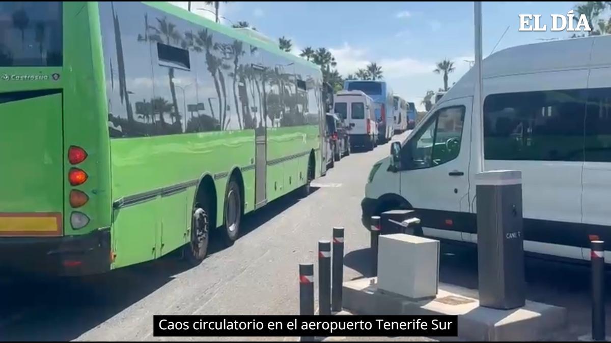 Colas entre el transporte de viajeros a la salida del aeropuerto Tenerife Sur, este sábado
