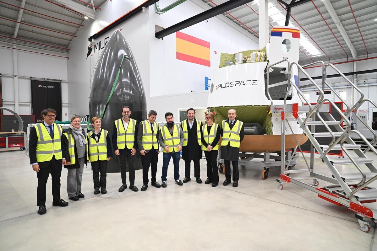 Carlos Mazón y el resto de autoridades en las instalaciones de PLD Space.