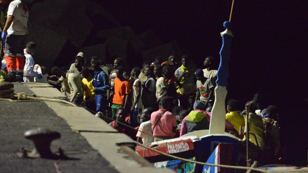 Un grupo de 173 migrantes desembarca en El Hierro la noche del martes.