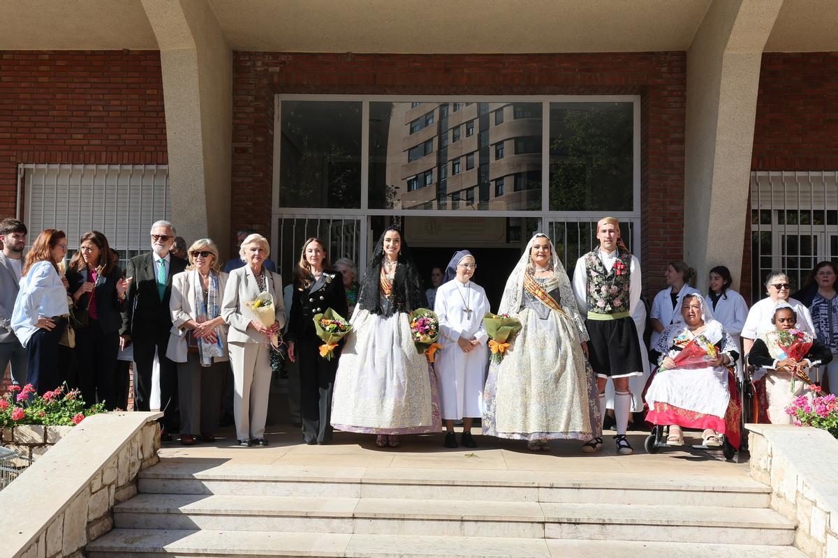 Ofrenda fallera en el Cottolengo del Padre Alegre