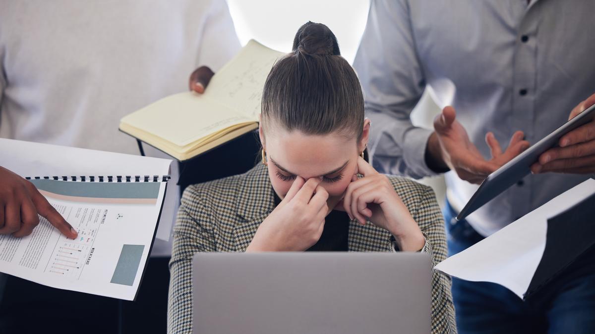 Persona estresada en el trabajo