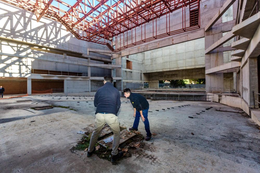 La empresa contratada por la SPTCV comienza las labores de limpieza y retirada de enseres