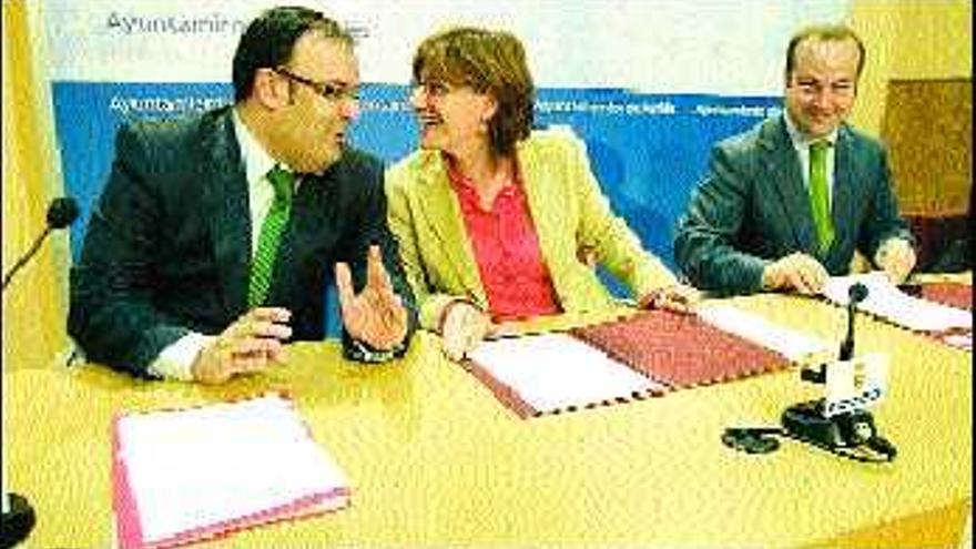 Por la izquierda, el vicepresidente de la Asociación de Jóvenes Empresarios del Principado, Pablo Martín, Pilar Varela y Jesús Portilla, durante la firma del convenio.