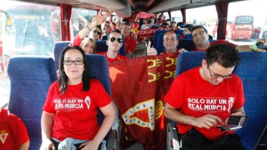 Los aficionados apoyan a los jugadores del Real Murcia antes de su salida a Alicante