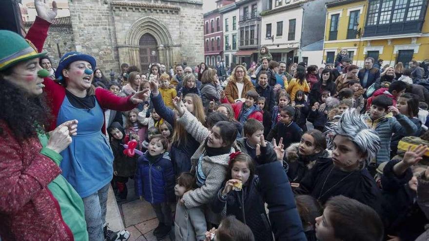 Público infantil en la representación teatral en la plaza del Carbayo.