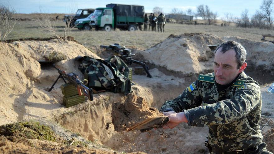 Un soldado 
ucraniano cava
una trinchera.   | // FDV