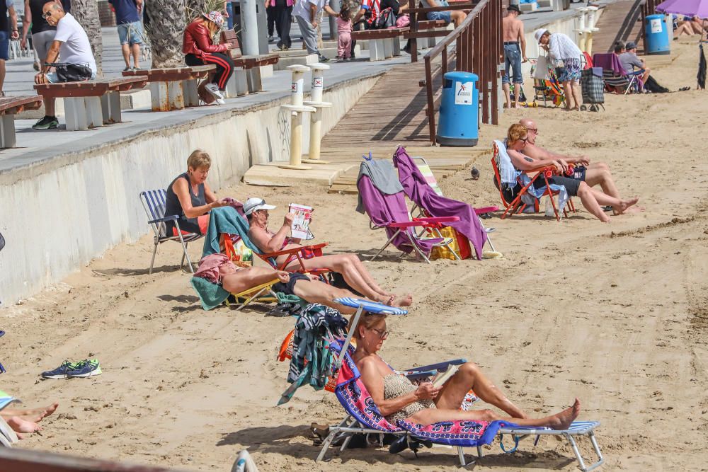 Imágenes de Torrevieja de este viernes 13 de marzo con terrazas y paseos llenos y playas animadas