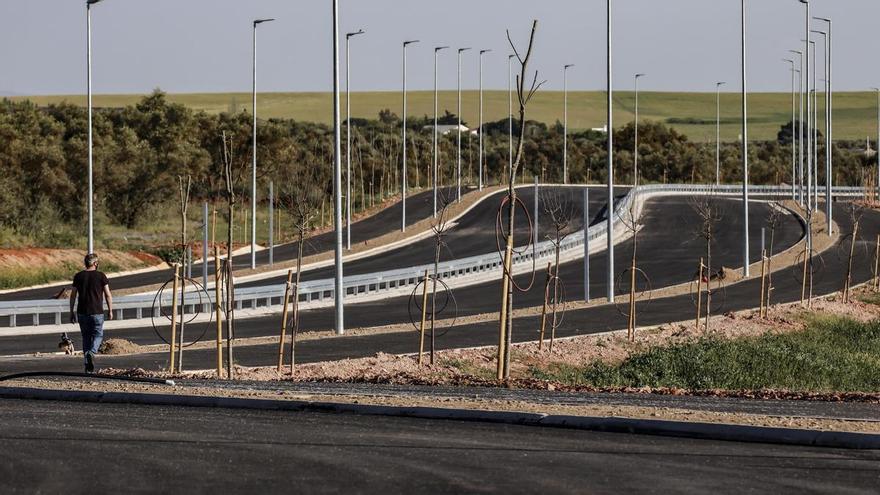 Hablan los viandantes de la Ronda Sur de Cáceres: &quot;Es una carretera muy transitada por la mañana&quot;