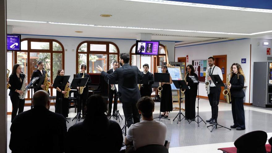 Actuación de alumnos de saxofón en el vestíbulo del Conservatorio Superior de Música del Principado. | Fernando Rodríguez