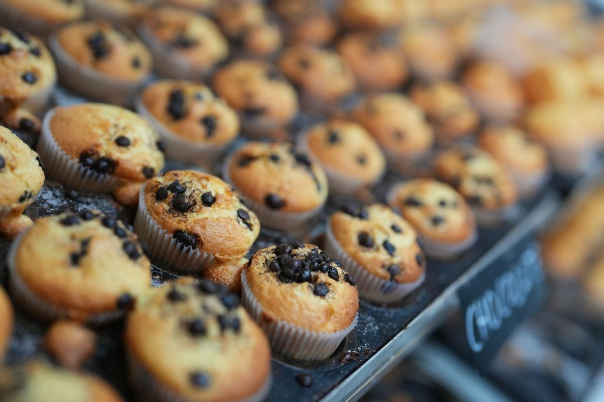 Vista de las magdalenas con pepitas de chocolate, cada una de ella distinta a las otras, una especialidad de la pastelería.