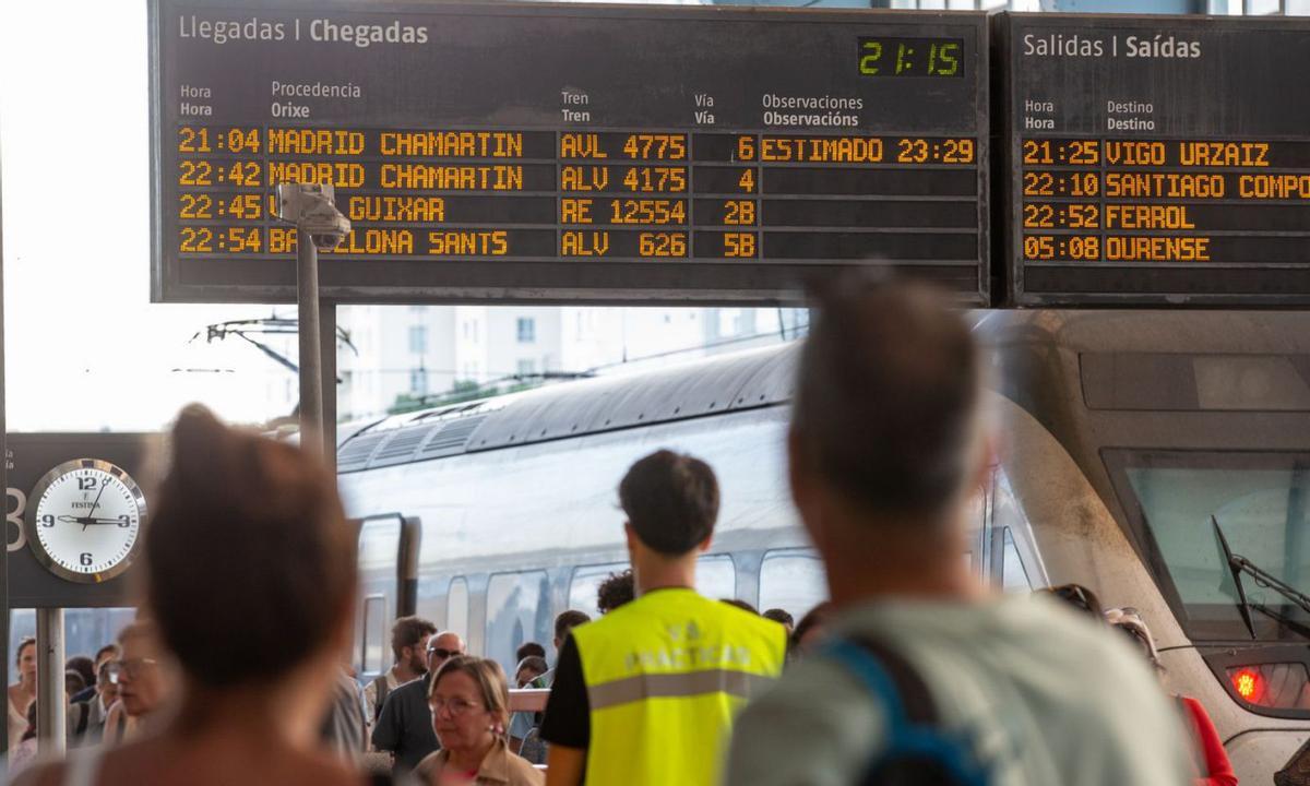 Llegada de un tren Avlo a la estación de A Coruña. |  Germán Barreiros / Roller Agencia