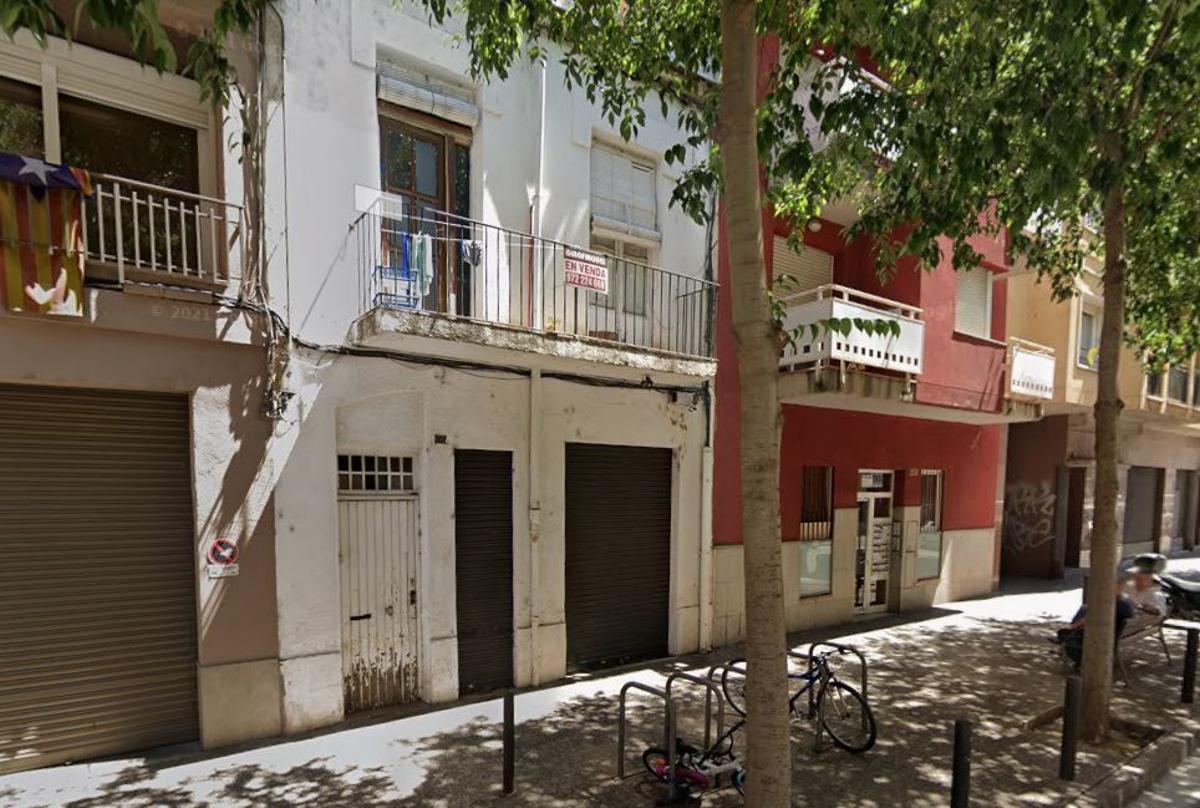 Façana del número 207 del carrer del Carme, d’on s’han desallotjat dues famílies per risc de despreniment.