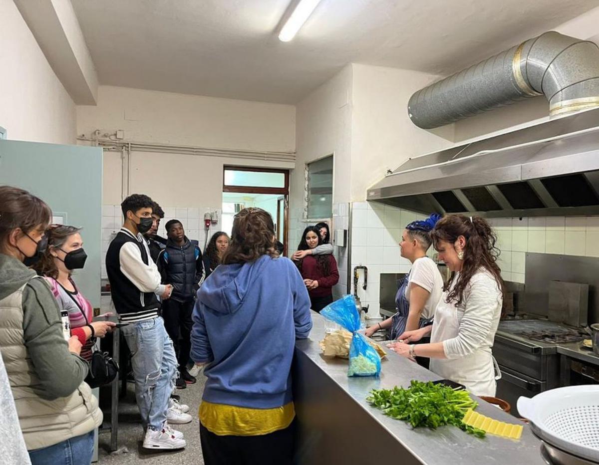 4 Diversos plats amb l’assortit de formatges preparats a la cuina del restaurant. 5 Un dels tallers oberts a la ciutadania que tenen lloc al local. 6 Un concert celebrat a l’exterior del restaurant organitzat per ser un punt de trobada. F  | FOTOS CEDIDES PER L’ASSOCIACIÓ MÓN BANYOLES. 