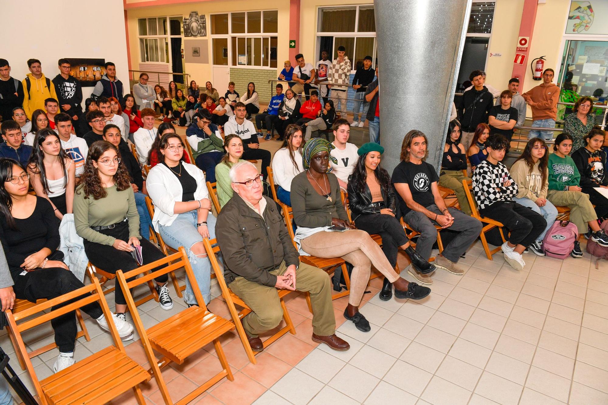 Alumnos de seis centros educativos de Santa Lucía hacen un libro de viñetas