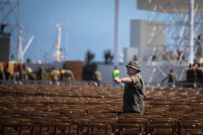 El Ejército coloca las sillas para la misa del papa León XIV en el puerto de Santa Cruz de Tenerife
