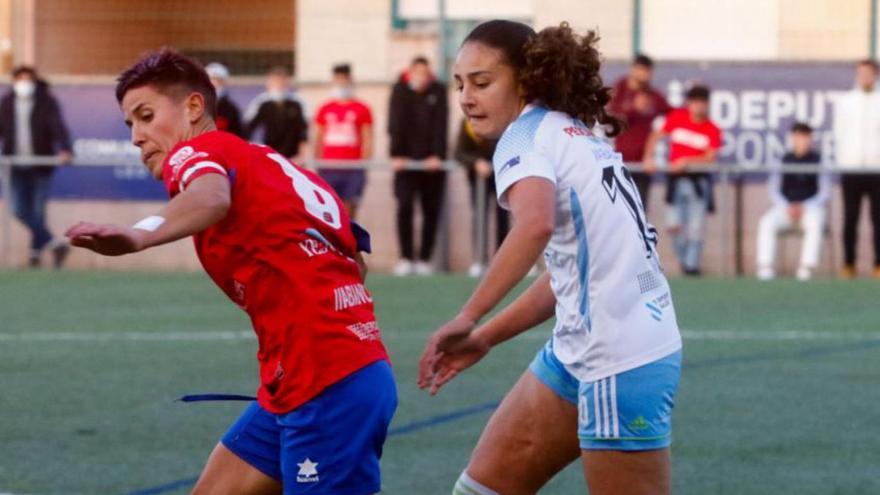 Miriam Domínguez, autora del gol, conduce el balón. |