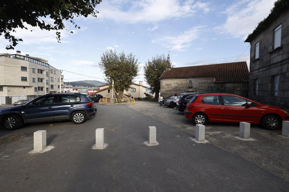 A pesar de las prohibiciones los vehículos estacionaron al lado del cruceiro de San Amaro.