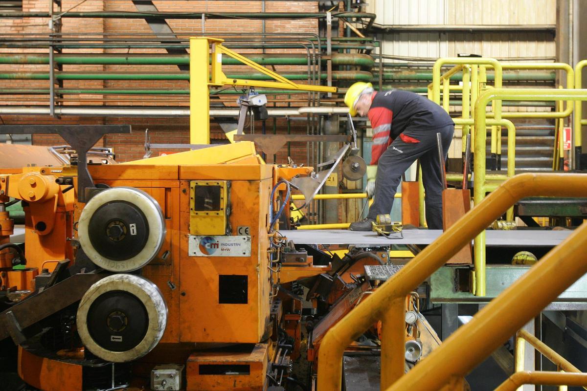 Un trabajador en una fábrica del sector del metal, en una imagen de archivo.