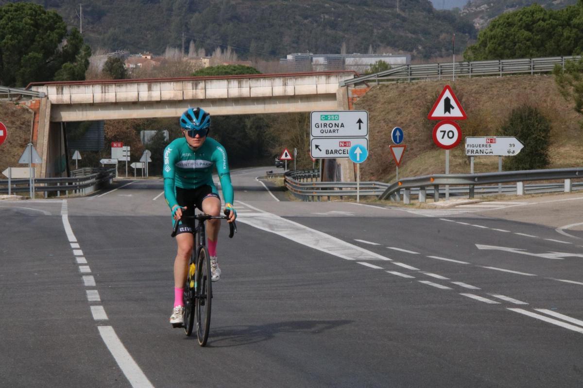 Un ciclista pedalant pels Àngels a Girona