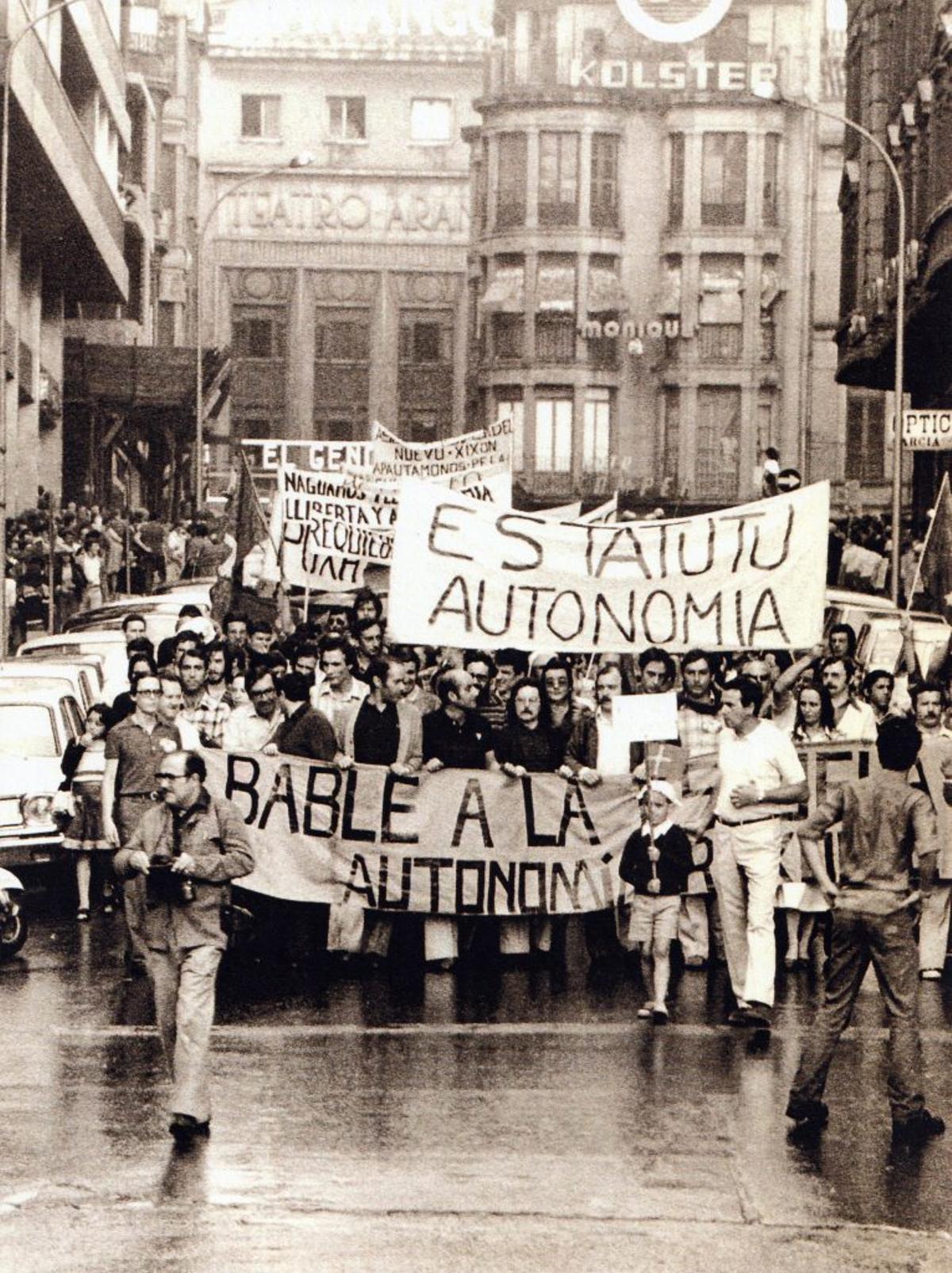 La manifestación, con el Teatro Arango al fondo.